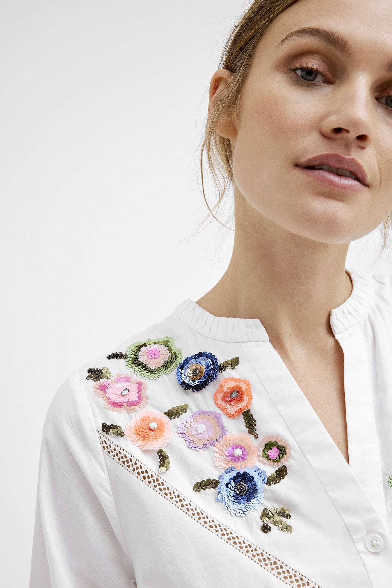 Naja Shirt with Beautiful Sequins Flowers White